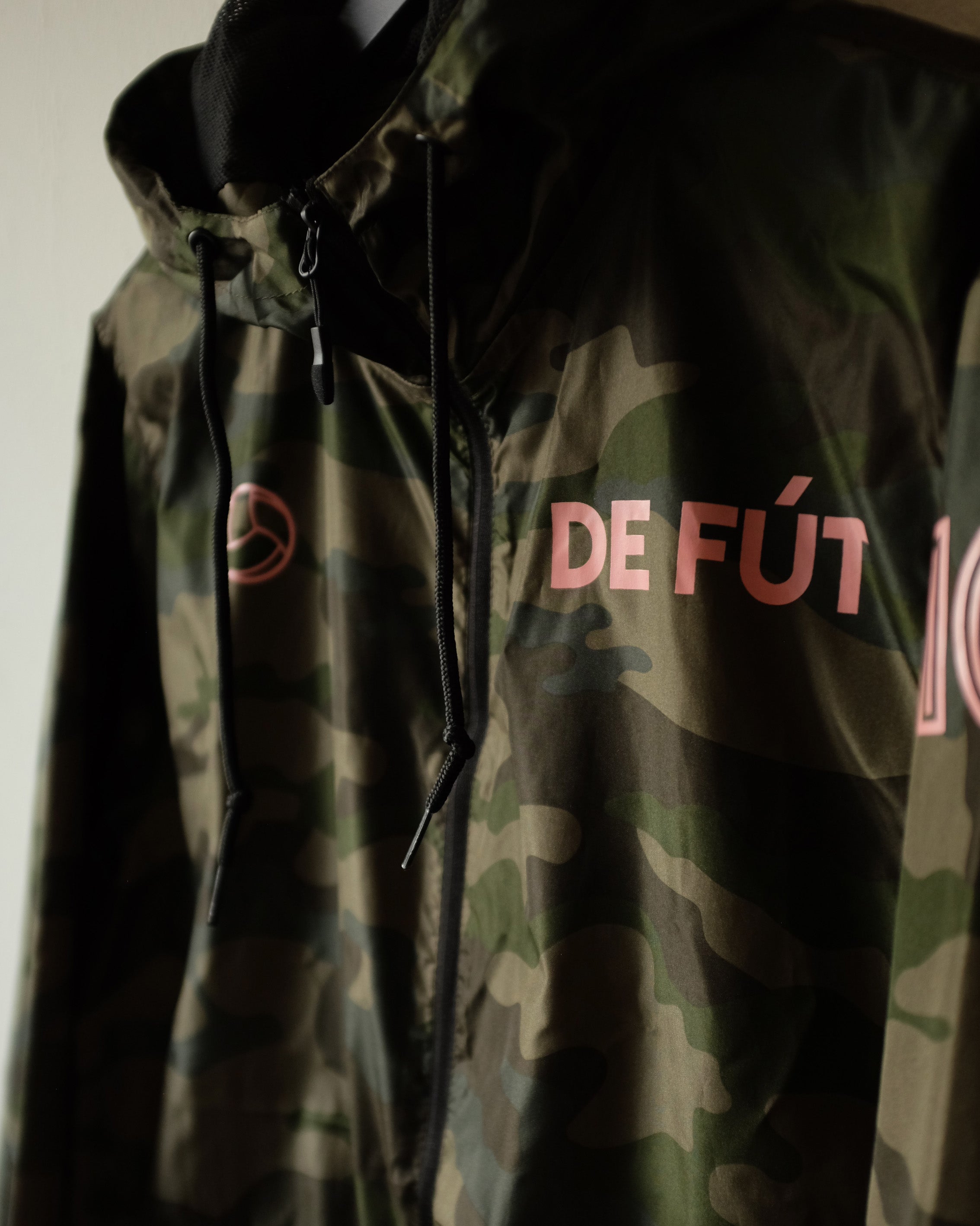 DE FÚT: The Signature Windbreaker - Camo | Iconic look